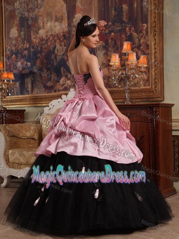 Sweetheart Rose Pink and Black Quinceanera Gowns with Handmade Flower