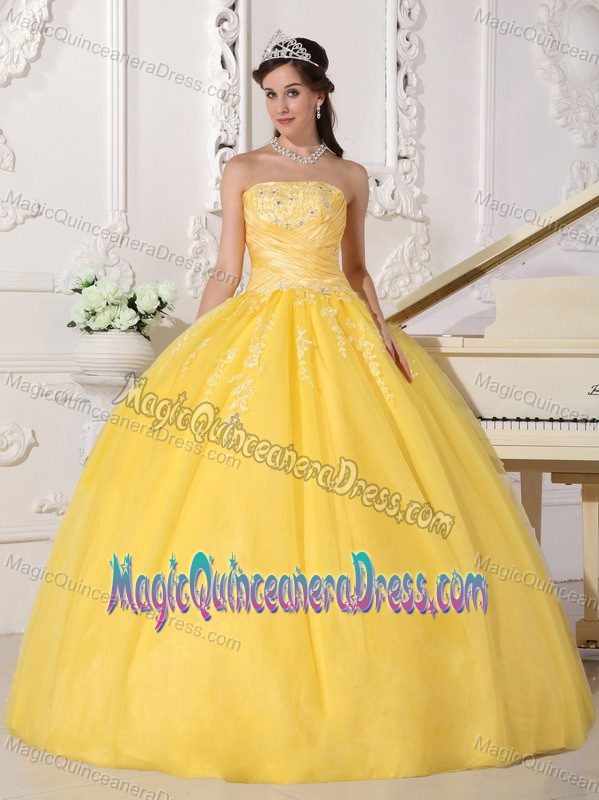 Popular Light Yellow Strapless Tulle Quinceanera Gowns with Appliques in Denver