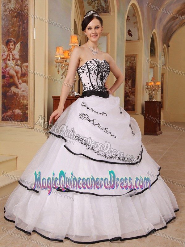 Noble White Strapless Floor-length Organza Dress for Sweet 16 with Embroidery