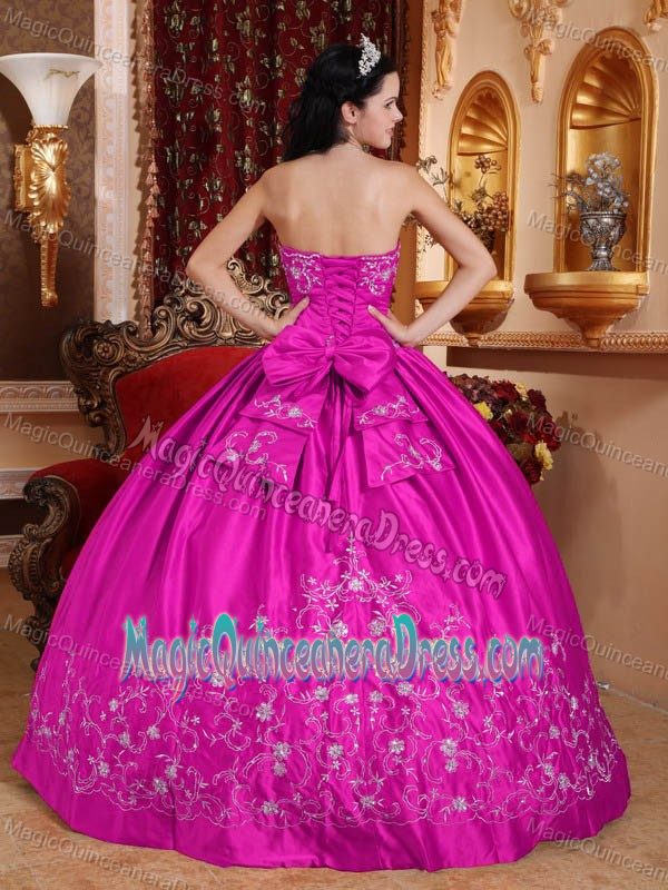 Fuchsia Strapless Floor-length Quinceanera Dress with Embroidery in Tocopilla