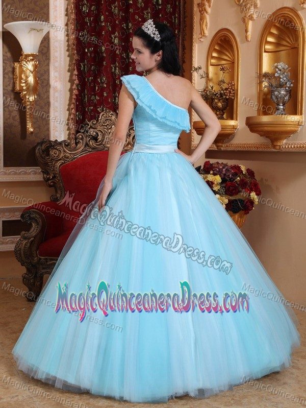Light Blue One Shoulder Floor-length Tulle Ruched Quince Dress in Putaendo