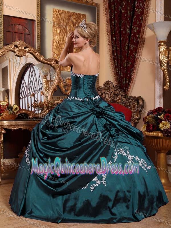 Sweetheart Floor-length Appliqued Quince Dress with Pick-ups in Casablanca