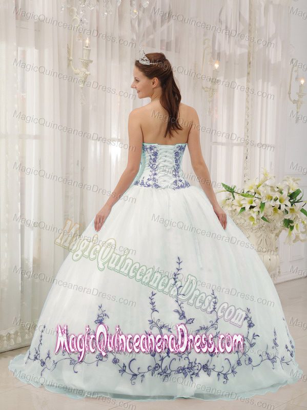 White Sweetheart Organza Quinces Dresses with Embroidery in Bernal Argentina