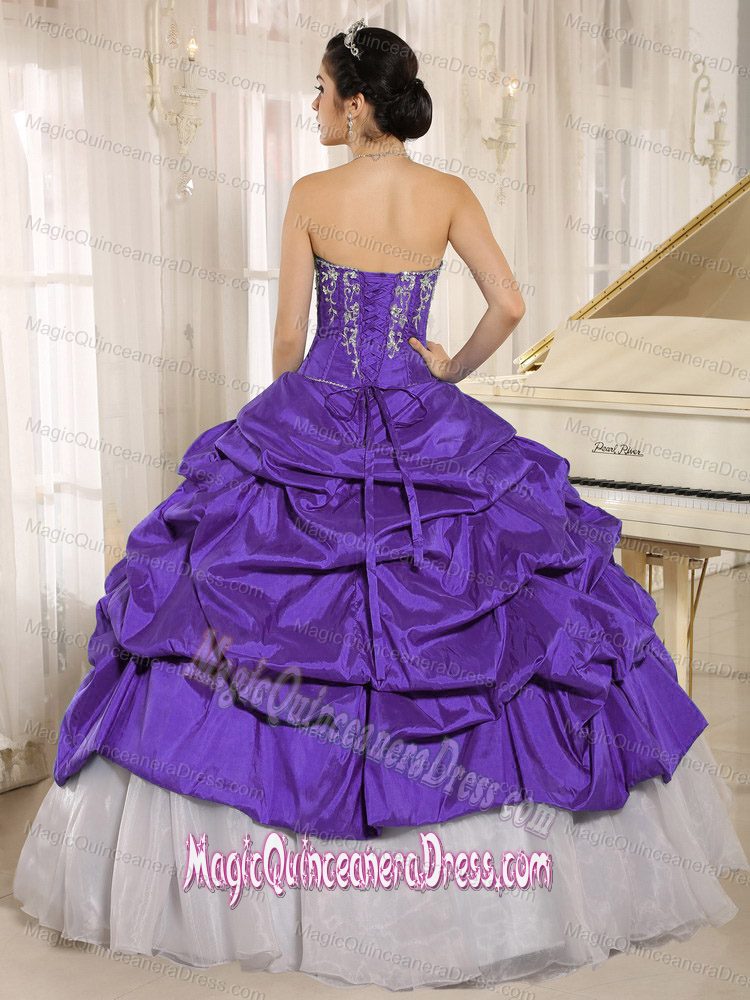 White and Purple Sweetheart Appliqued Luxurious Quinceanera Gowns with Pick Ups