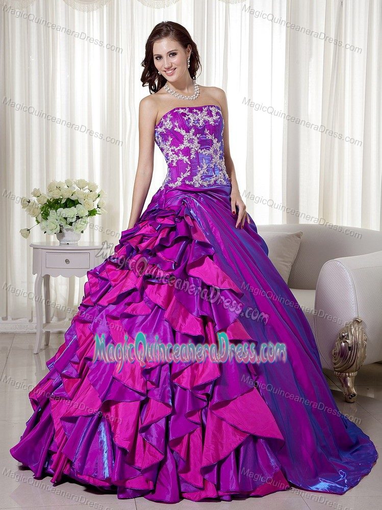 Purple Strapless Taffeta Appliqued Quinceanera Gowns in Sucre Bolivia