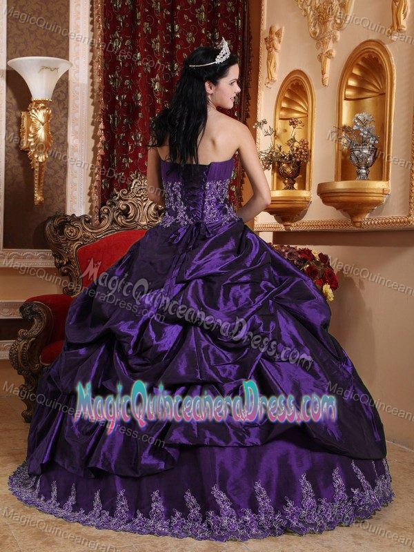 Dark Purple Sweetheart Long Quince Dresses with Appliques and Pick-ups