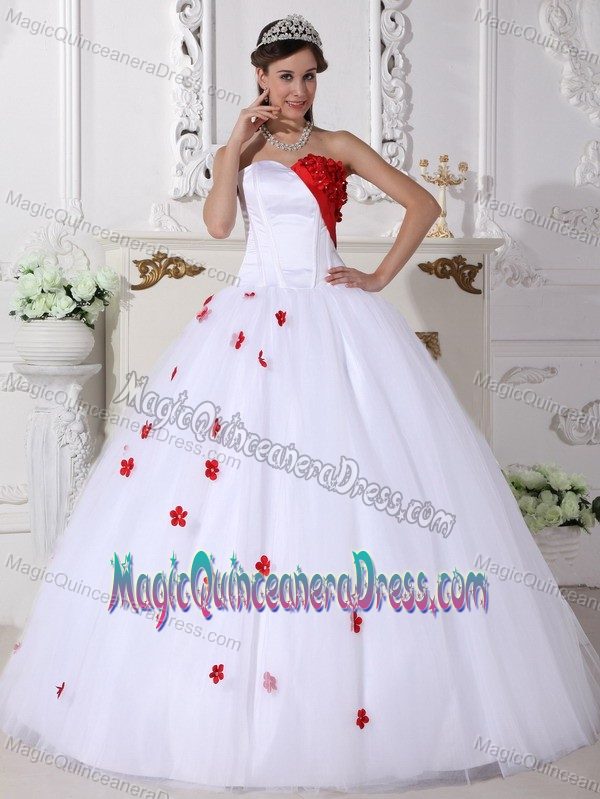White and Red Appliques Sweet 15 Dresses with Flowers in El Jicaral