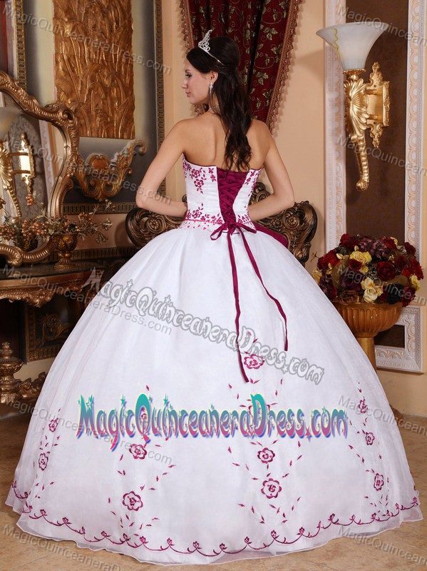 White Strapless Embroidery Quinceanera Gown Dresses in Yoro