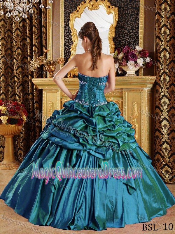 Strapless Pieces Ruffles Floor-Length Dresses of 15 Decorated Embroidery
