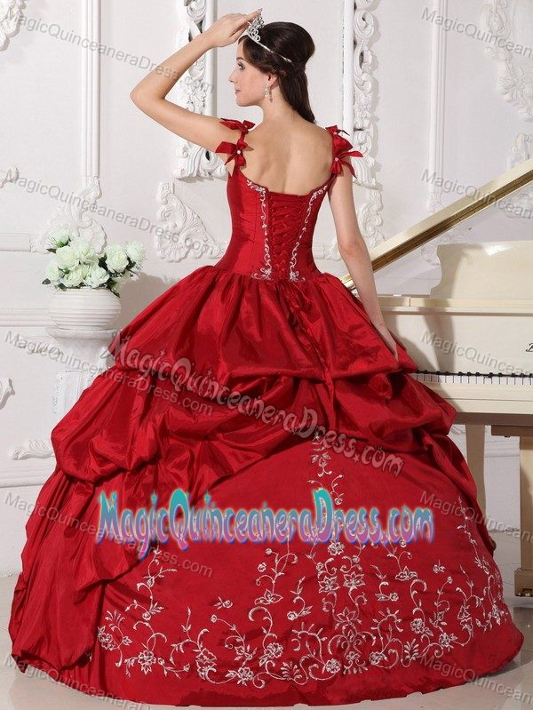 Bowknot Straps Embroidery Accent Quinceanera Gowns in Fort Morgan