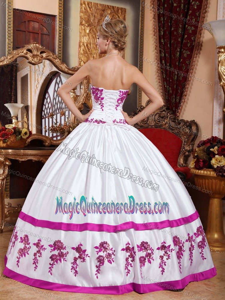 Traditional White Sweetheart Taffeta Appliques Quinceanera Dress in Hyde Park