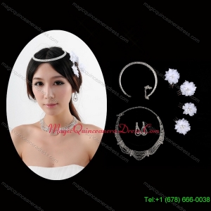Fashionable Bracelet with Crystal Necklace and Earing Jewelry Set