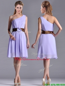 2016 Exclusive One Shoulder Lavender Short Dama Dress with Brown Belt