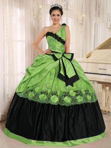 Single Shoulder Spring Green Long Quinces Dress with Appliques and Bow