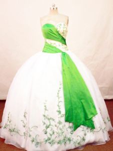 Embroidery Sweetheart White And Green Quinceanera Dress in Pisco Peru