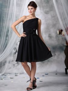Modest Black One Shoulder Knee-length Quince Dama Dresses with Flowers
