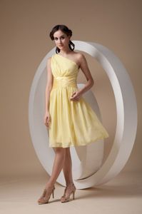 Lovely Yellow One Shoulder Knee-length Quince Damas Dresses with Ruche