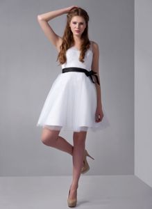 Special V-neck White Mini-length Bridesmaid Damas Dresses with Sash Bow