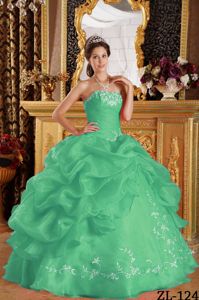 Strapless Green Floor-length Quince Dresses with Pick-ups and Embroidery