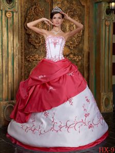 High-class White and Red Quinceanera Gown Dresses with Embroidery