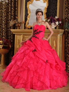 Red Sweetheart Organza Quinceanera Dress with Appliques and Ruffled Layers