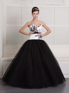 V-neck Floor-length Embroidered Quince Dress Black and White in Soacha