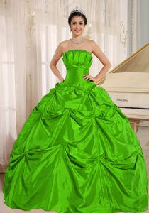 Green Custom Made Quinceanera Dress with Pick-ups in Taffeta in Cucuta