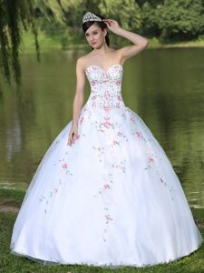 Beautiful Sweetheart White Full-length Quinceanera Gowns with Appliques