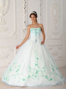 Sweetheart White Stain Sweet 16 Dresses with Green Embroidered in Decatur
