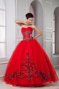 Sweetheart Red Floor-length Quinceaneras Dress with Embroidery in Lisle