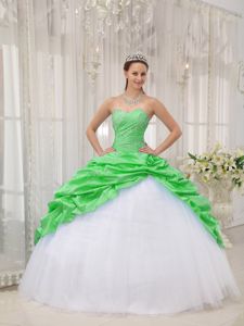 Spring Green and White Sweetheart Beading and Pick-ups Quinceanera Dresses