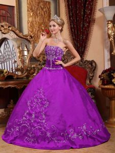 Strapless Floor-length Satin Embroidered Quinceanera Dress in Limache