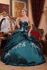 Sweetheart Floor-length Appliqued Quince Dress with Pick-ups in Casablanca