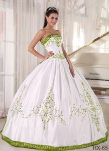 Ball Gown Strapless Floor-length Satin Embroidery Quinceanera Dress in White