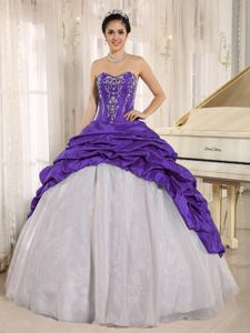 White and Purple Sweetheart Appliqued Luxurious Quinceanera Gowns with Pick Ups