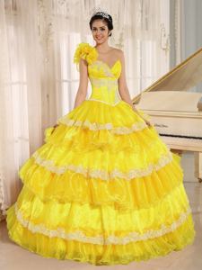 Exclusive Hand Flowery Yellow One Shoulder Appliqued Ruffled Quinceanera Gowns