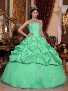 Taffeta and Organza Apple Green Quinceanera Dresses with Beading