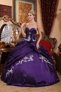 Sweetheart Purple Pick-ups Quinceanera Gown Dress with Appliques